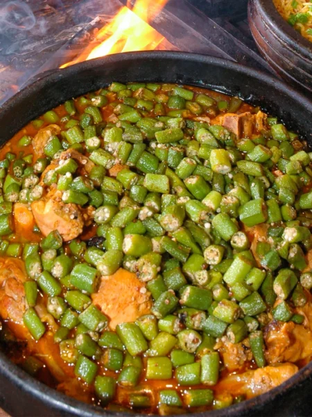Frango com Quiabo Mineiro e Angu de Milho