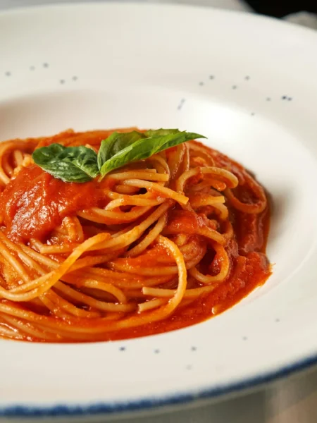 Macarrão com Sardinha e Molho de Tomate