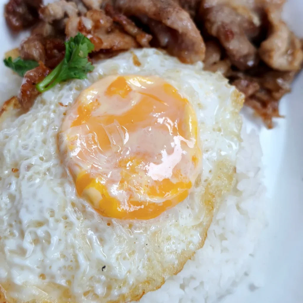 Ovo frito com gema mole sobre feijão
